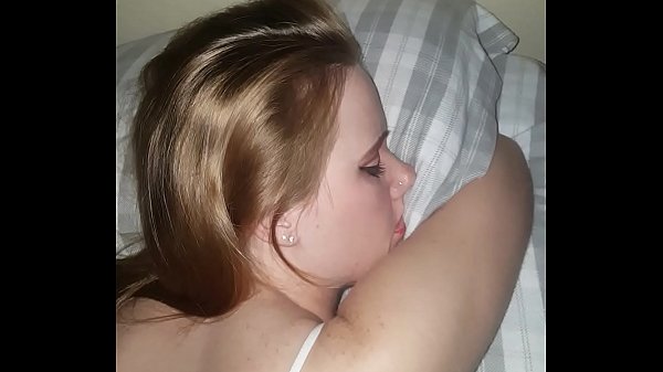 Телка так крепко спит, что не просыпается даже от анала